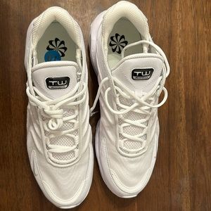 Men’s all white TW Nike air max size 10